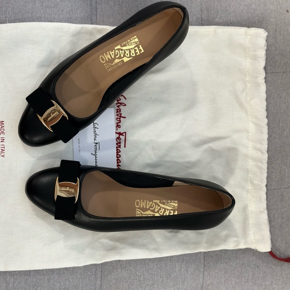 Salvatore Ferragamo Vara Icon Leather Bow Pumps Size 6 / 36 EU - Like New - Picture 4 of 4